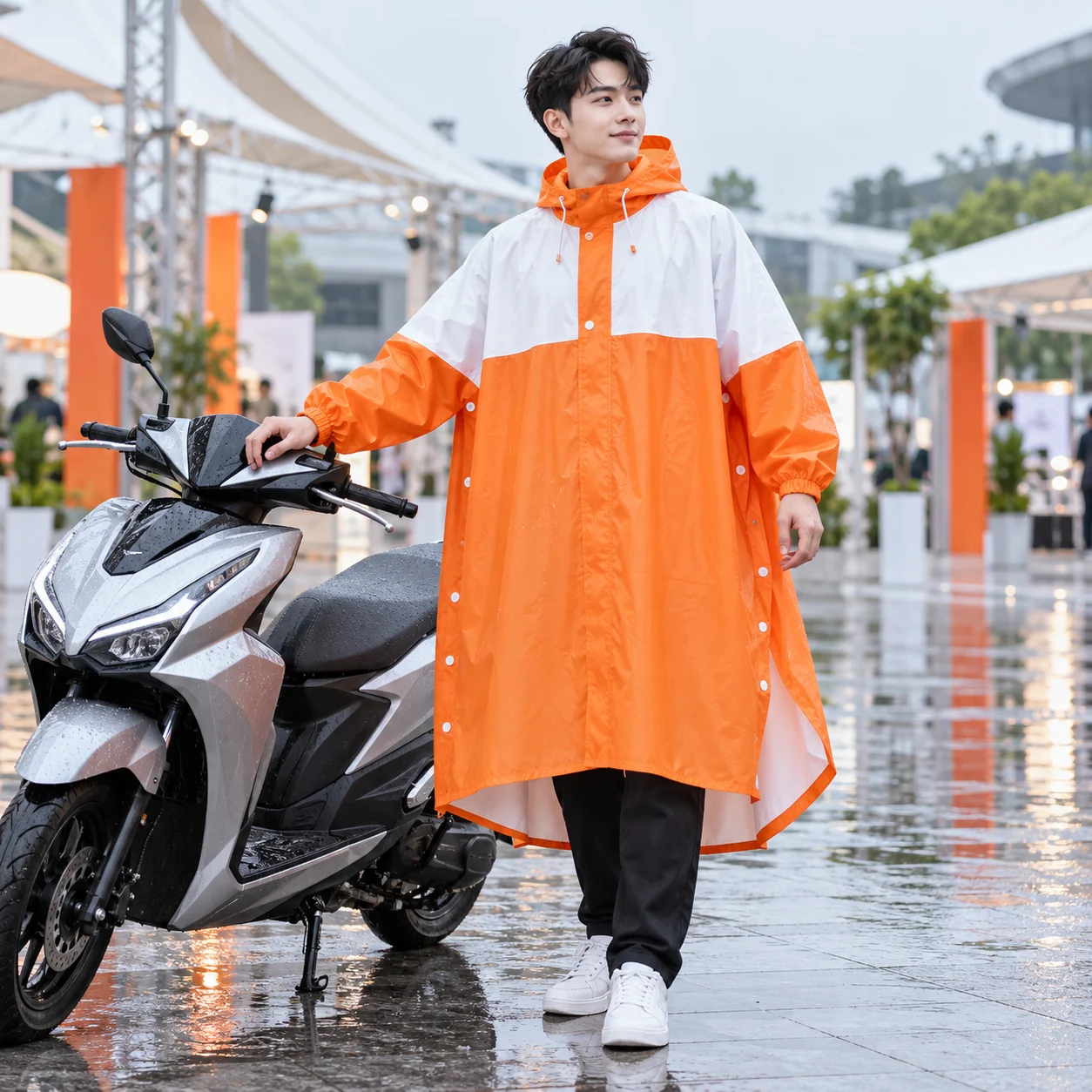 Áo Mưa Cài Cạnh Cam Trắng Năng Động với người mẫu Việt Nam