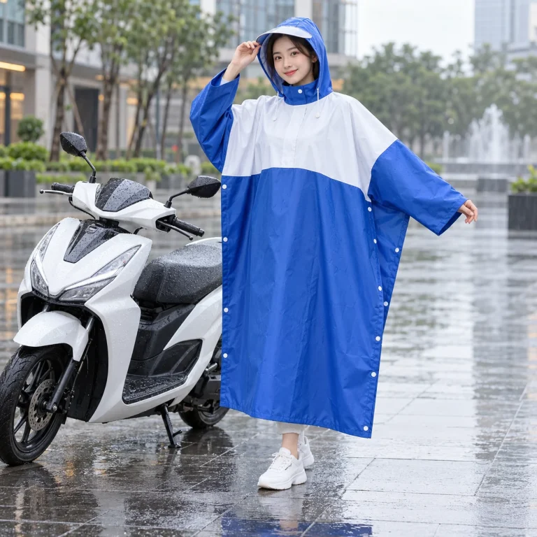 Áo Mưa Cài Cạnh Xanh Trắng Phối Khối với người mẫu Việt Nam