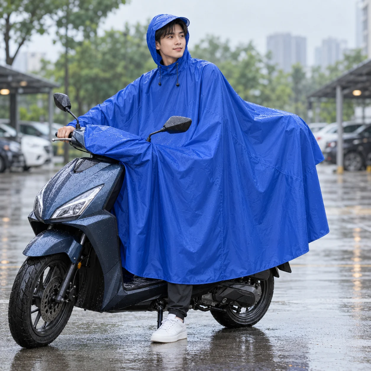 Áo Mưa Cánh Dơi Xanh Cobalt Hai Đầu Tiện Dụng với người mẫu Việt Nam