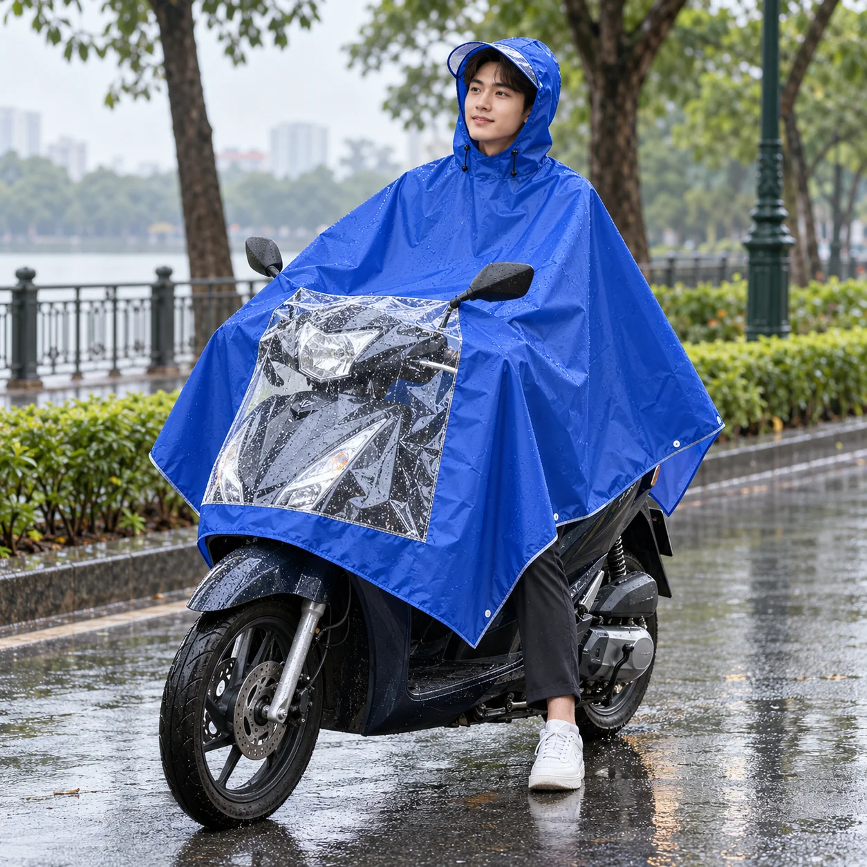 Áo Mưa Poncho Xanh Dương Phối Ô Kính Trong với người mẫu Việt Nam